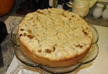 Apple Cake with Streusel Topping (Apfel Kuchen mit Streusel)