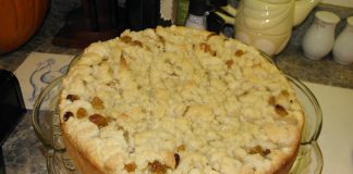 Apple Cake with Streusel Topping (Apfel Kuchen mit Streusel)