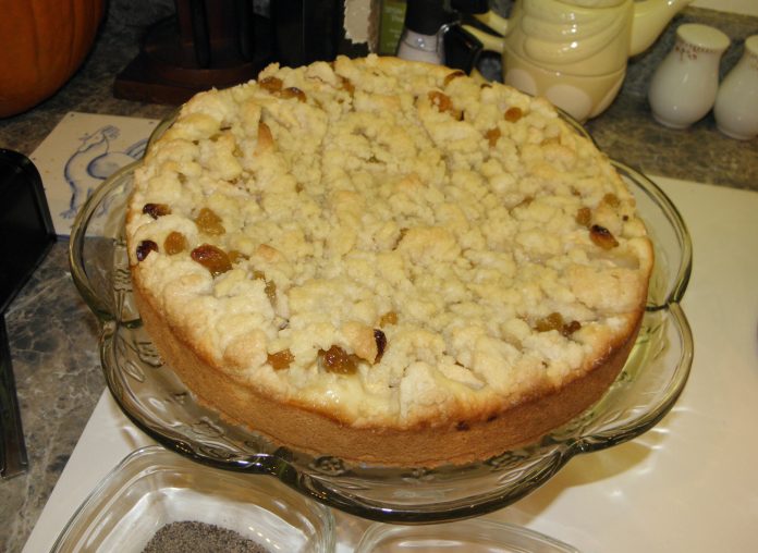 Apple Cake with Streusel Topping (Apfel Kuchen mit Streusel)