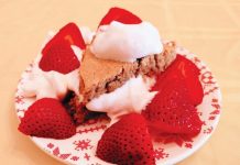 Strawberry Shortcake Baked Oats, a variation of the popular baked oats trend allows you to eat dessert as a healthy breakfast.