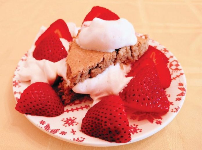 Strawberry Shortcake Baked Oats, a variation of the popular baked oats trend allows you to eat dessert as a healthy breakfast.