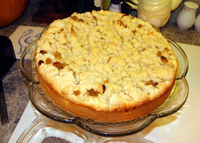 Apple Cake with Streusel Topping (Apfel Kuchen mit Streusel)